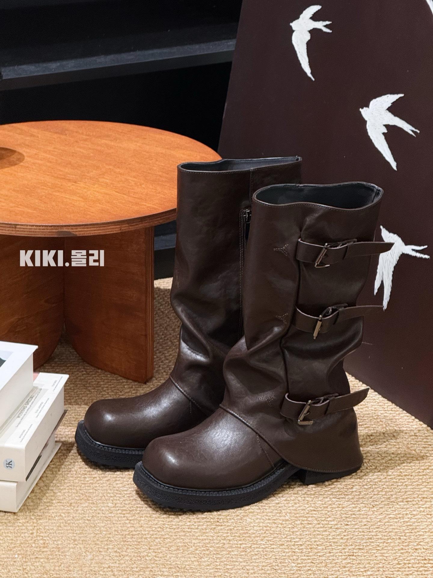 

Niche retro thick heel heightening 2025 spring and autumn new fashionable belt buckle square round head pleated medium tube Martin boots tide 35