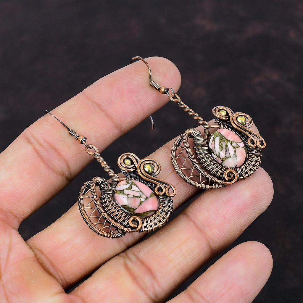 Boucles d'oreilles en cuivre et opale rose Boucles d'oreilles enveloppées de fil de cuivre Bijoux en opale rose faits à la main Boucles d'oreilles en pierres précieuses véritables Bijoux en cuivre uniques Cadeau pour maman