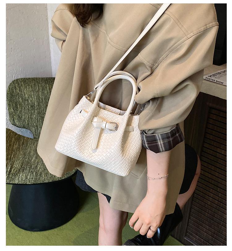 Advanced sense of foreign style small bag women's 2025 new summer versatile messenger bag exquisite super fire handbag bucket bag