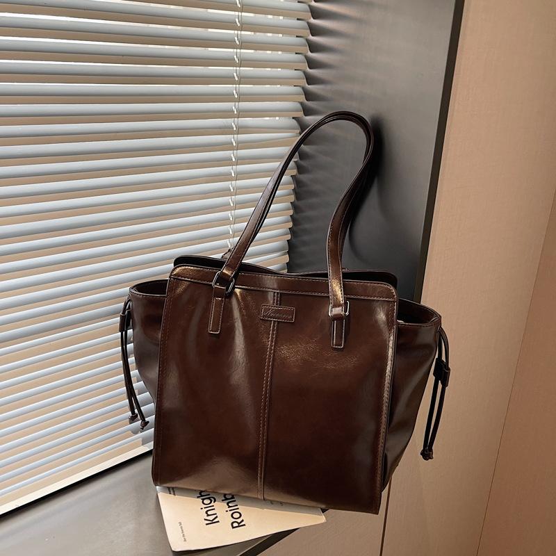 

Premium retro large-capacity bag 2025 new commuter versatile women s shoulder bag solid color portable tote bag 44*12*35 темно-коричневого