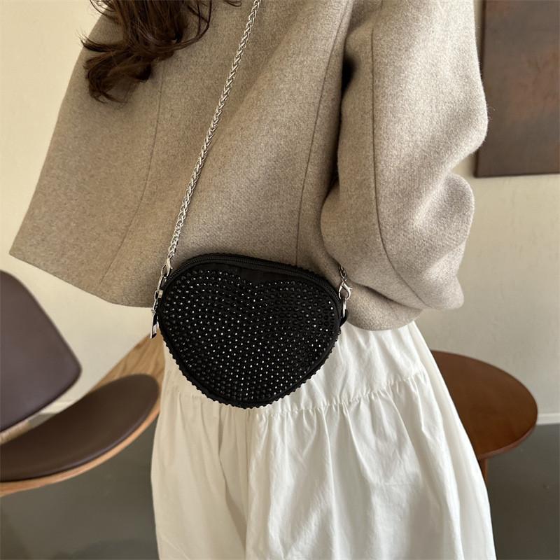 Fashionable Heart Design Shoulder Bag For Women With Chic Chain Detail In Versatile Black Or Silver Color