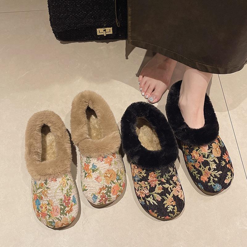 Winter New Velvet Thickened Warm Women's Casual Cotton Shoes Retro Embroidered Mother Shoes Beijing Cloth Shoes