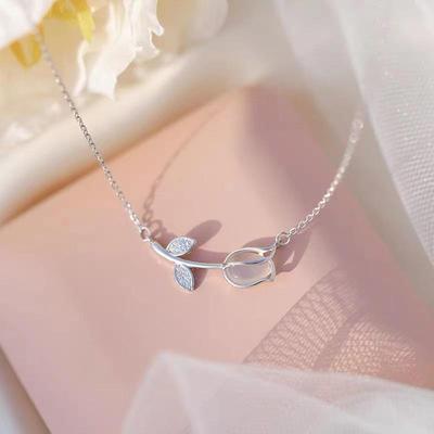 Collier Tulipe Calcédoine: Chaîne de clavicule élégante pour cadeau de Saint-Valentin, de Noël ou d'anniversaire