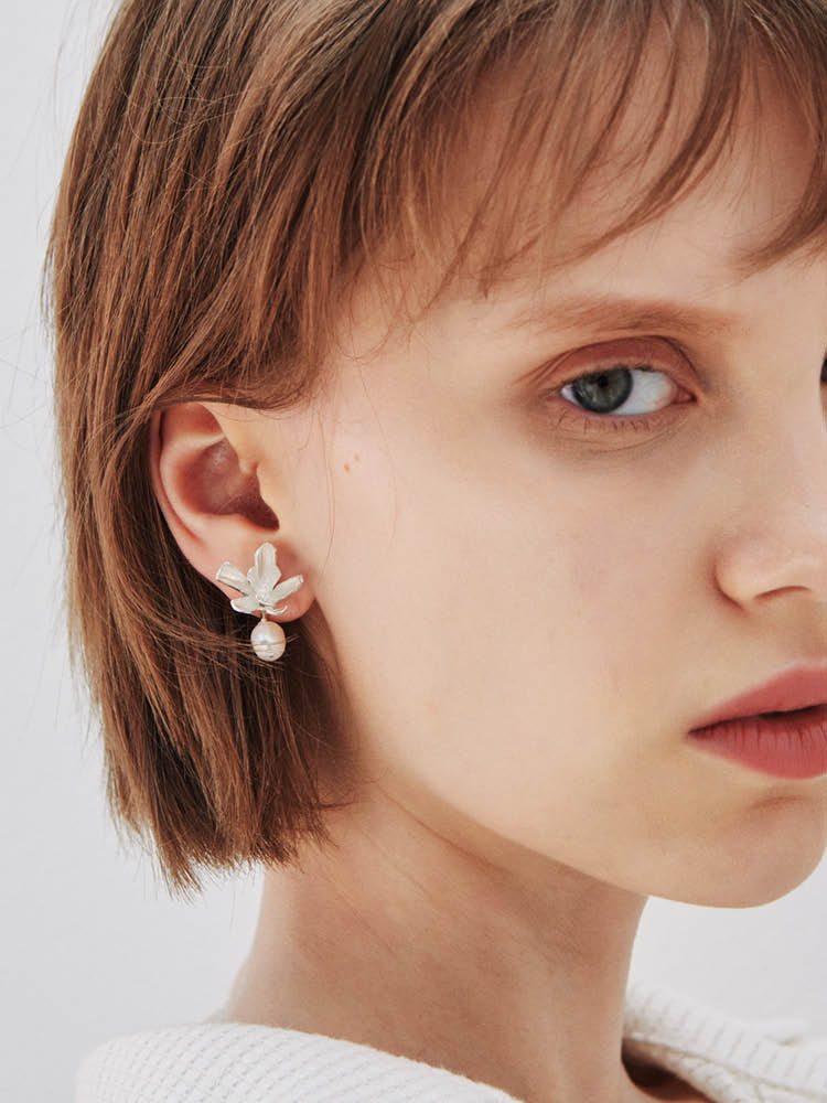 Elyona Une Fluer Gold Pearl Flower Earrings
