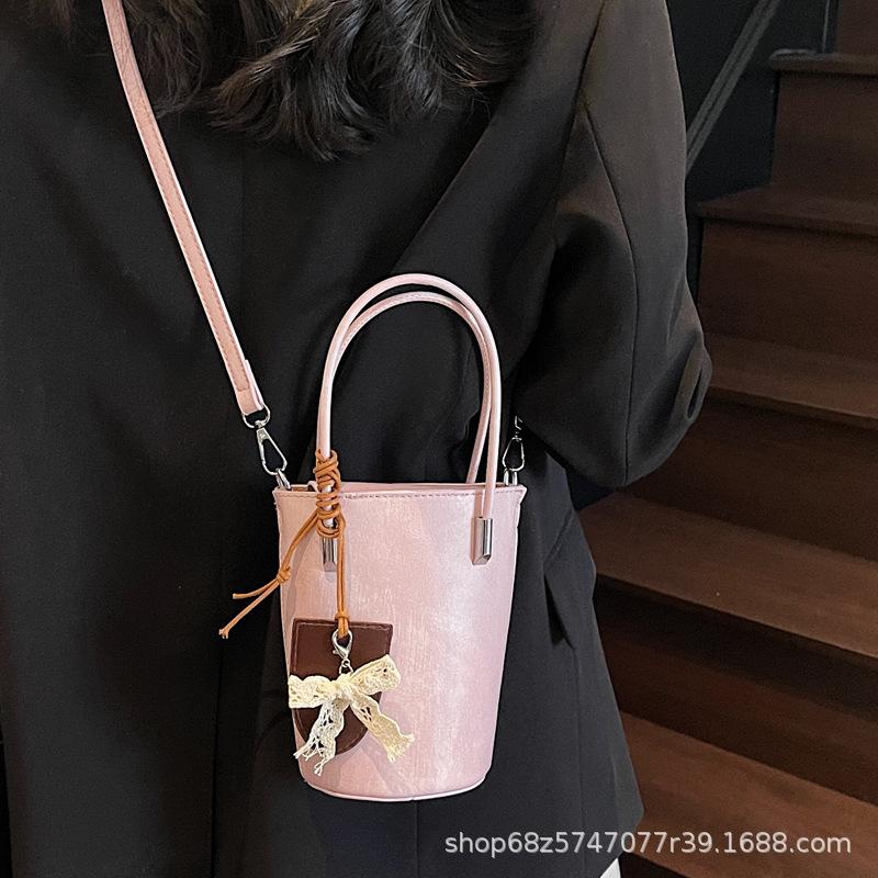 Korean Version Niche Design Bag Women's 2025 New Popular Messenger Bag Casual Portable Bucket Bag Shoulder Mobile Phone Bag