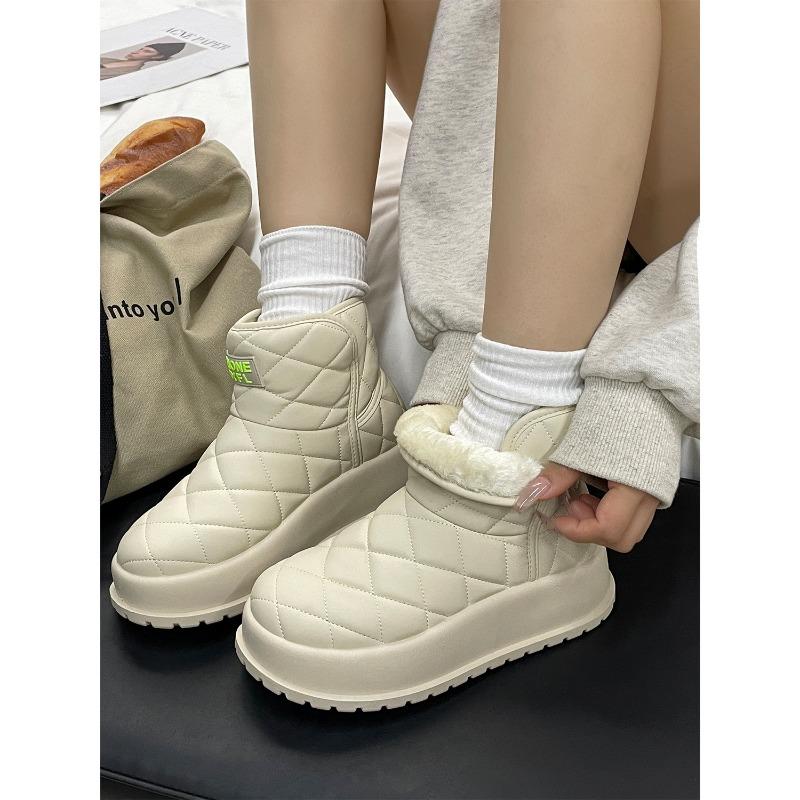 New products are on sale in winter, new thick-soled snow boots, piled and thickened cotton shoes 3285.