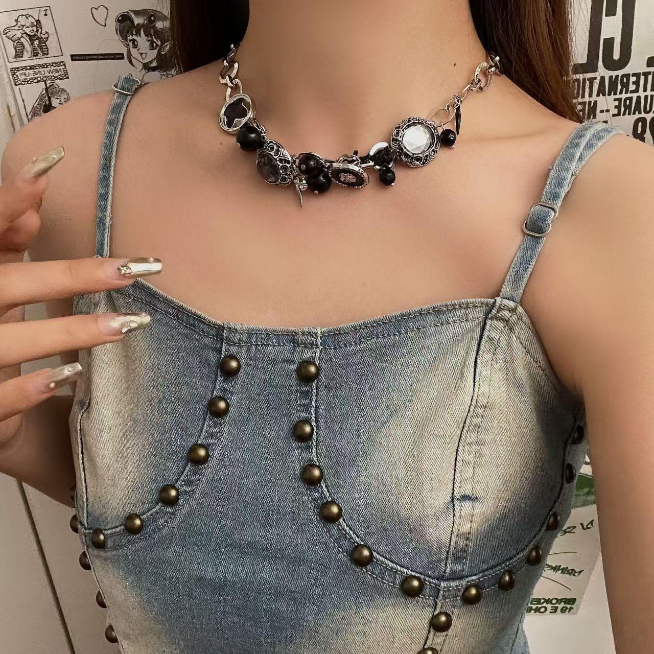 

Sweet and cool white button necklace, retro and exquisite clavicle chain