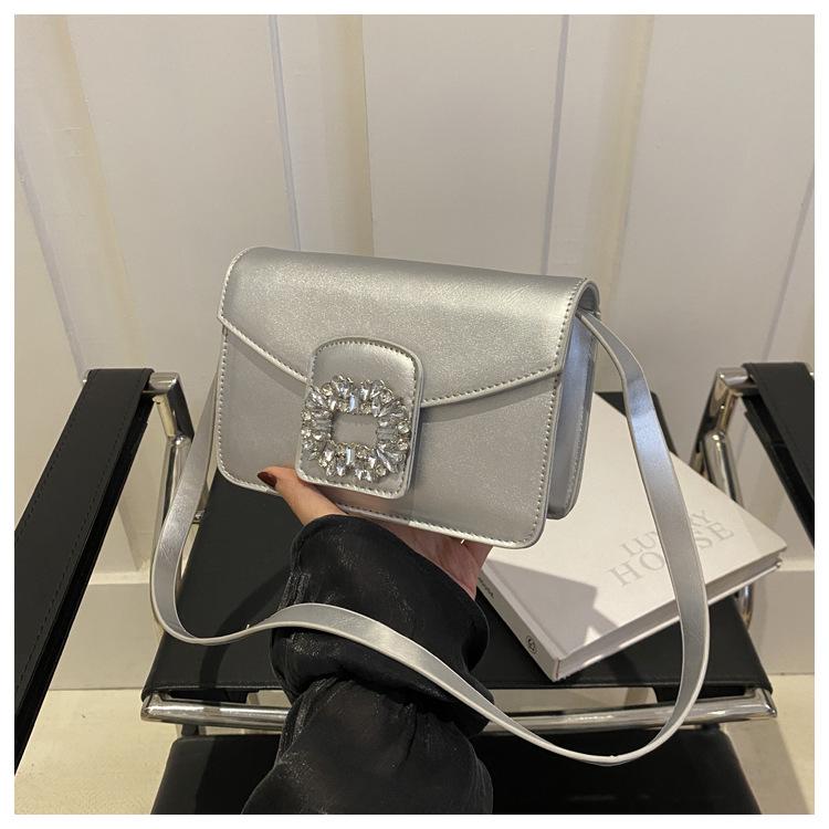 

Сумка 2024 новая модная сумка подмышку маленькая свежая текстура сумка на плечо зарубежный стиль красивая личность повседневная сумка-мессенджер серебряный