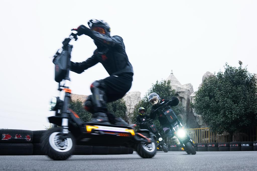 KuKirin G4 Max Foldable Electric Scooter 1600W*2 Dual Motor, 60V 35.2Ah Removable Battery, 12 Inch Off-road Tires, Speed 86 Km/h E-Scooter