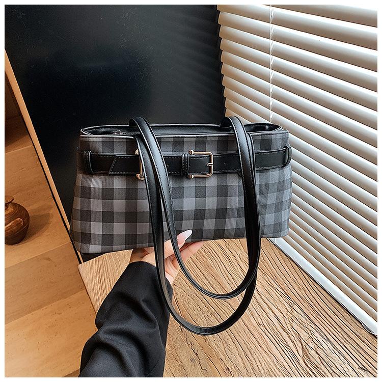 

Large-capacity bag women s summer versatile new casual plaid niche shoulder underarm bag commuter bag чорний