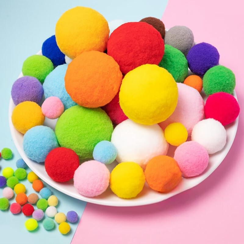 Разноцветные пушистые помпоны для рукоделия