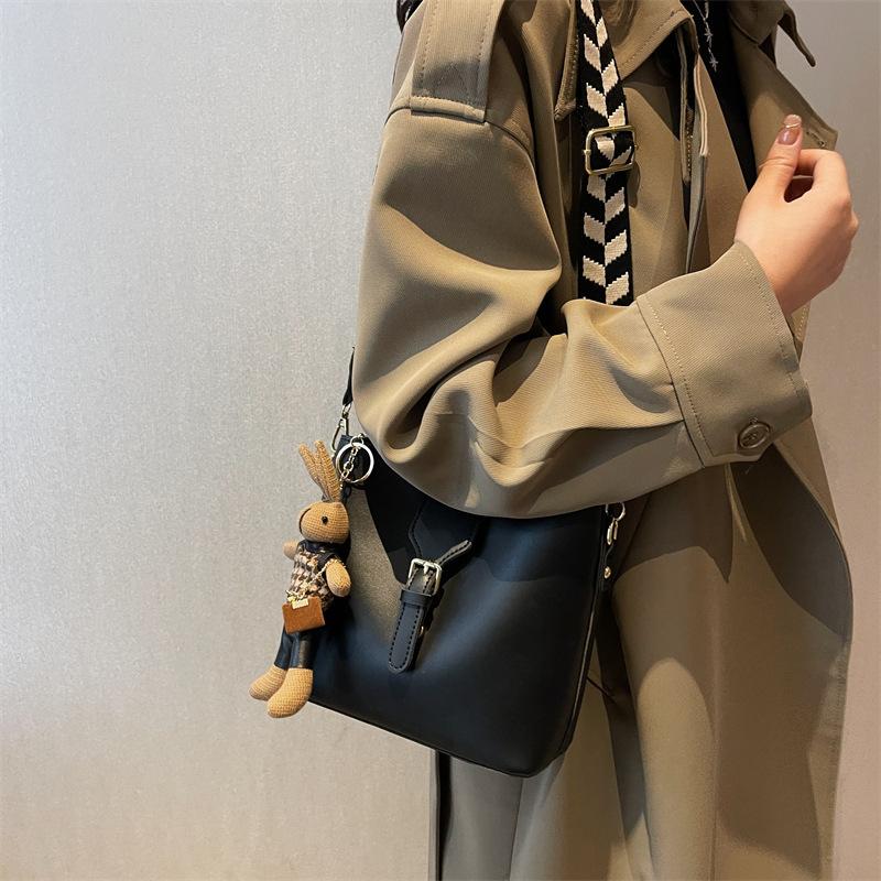 

Tooxika Популярная маленькая сумка для женщин, новый стиль, модная сумка-мессенджер с широкими ремешками, популярная сумка-ведро с нишевым дизайном чёрный