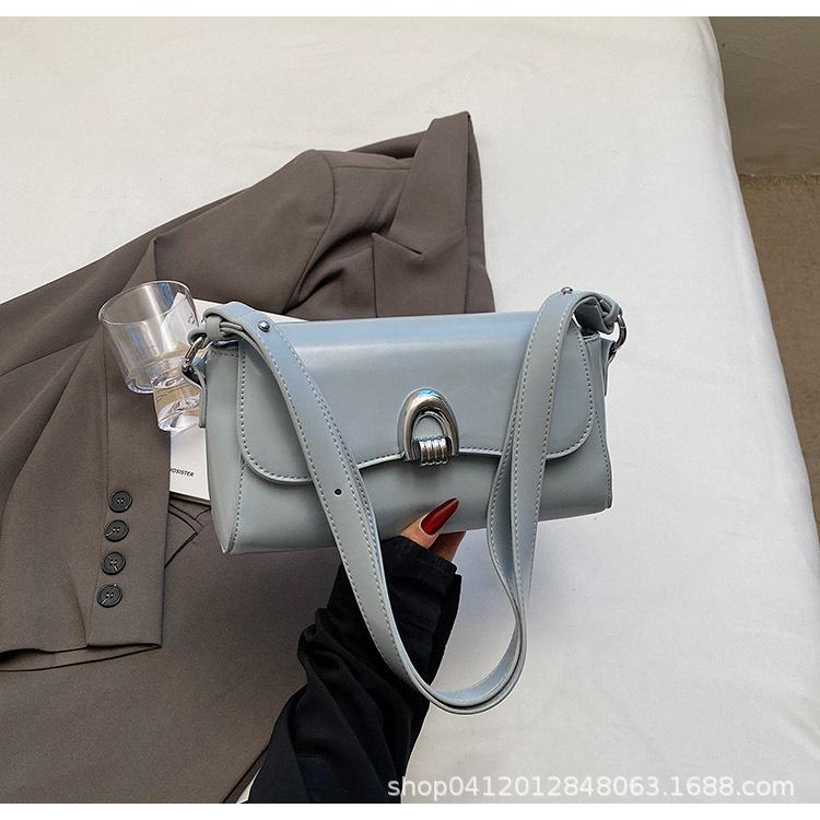 

Niche design bag women s 2025 early spring new casual commuter shoulder messenger bag fashionable simple baguette bag синий