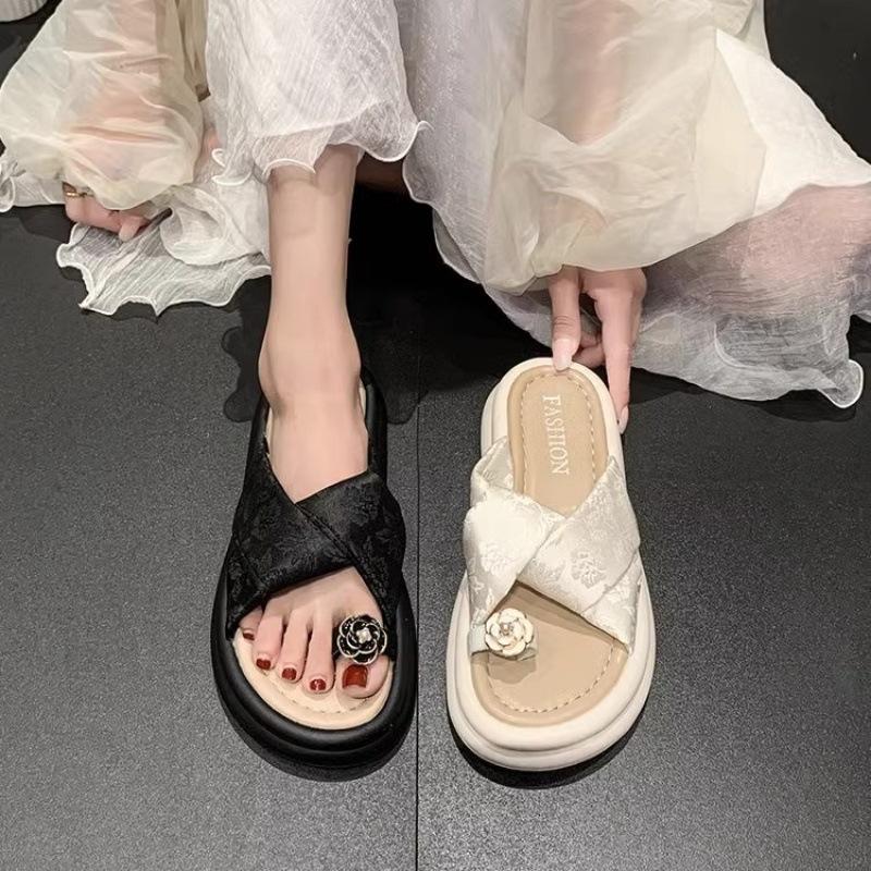 With skirts, slippers, women's summer wear 2025 new French toe muffin thick-soled sandals, new Chinese shoes