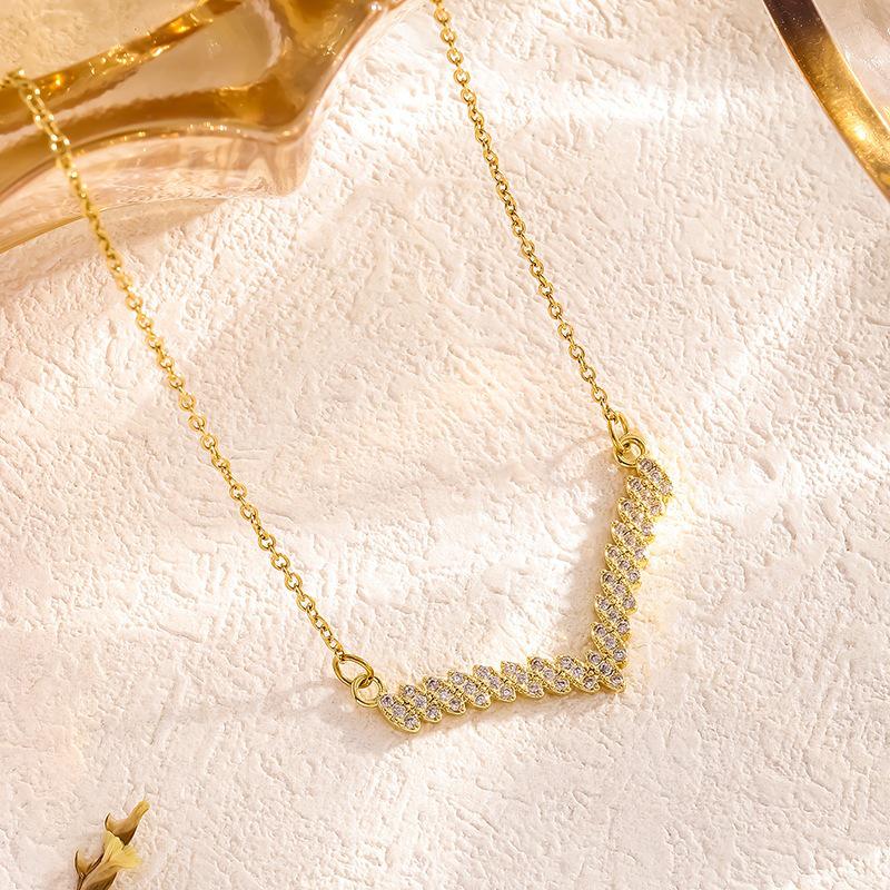 Women's Zircon Titanium Necklace: Large V, Shiny Letter Clavicle Chain – High-End Fashion Jewelry for Instagram.