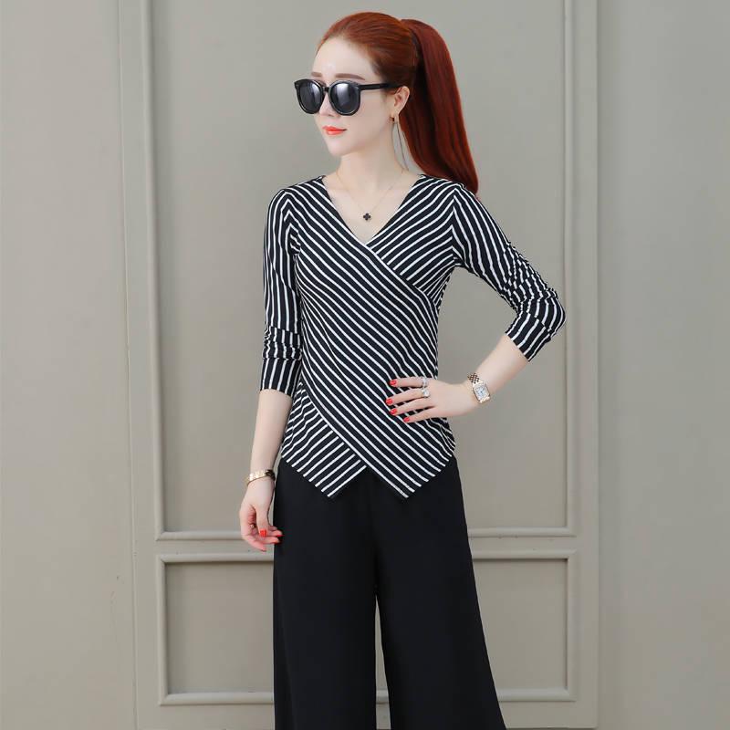 Women's Long-Sleeve V-Neck Slim Fit Striped T-Shirt - Black & White Korean Fashion for Spring/Autumn