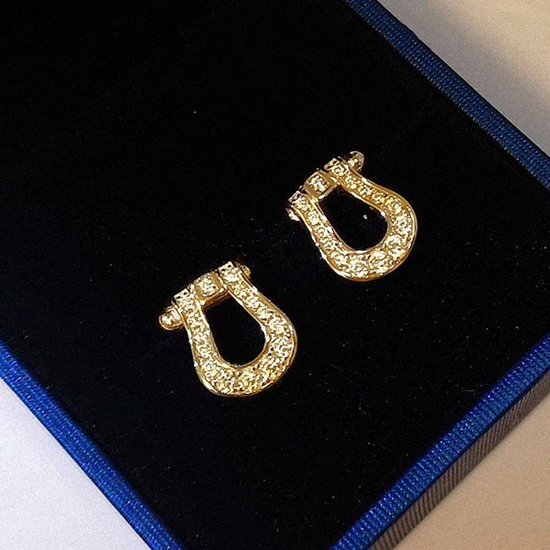 Zircon Horseshoe Buckle Small Stud Earrings, Simple Korean Versatile Women'S Fashion Earrings, Light Luxury Earrings With Temperament