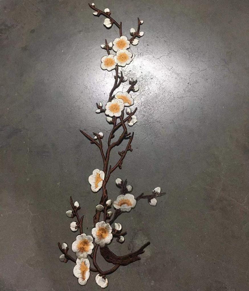 Wunderschöner bestickter Aufnäher mit Pflaumenblüten-Blumenmotiv zum Aufbügeln/Aufnähen
