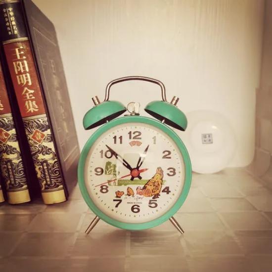 Mechanical Alarm Clock Vintage Chicken Pecking Rice Loud Children's Clockwork Desk Clock Luminous Metal Table Decoration Gift