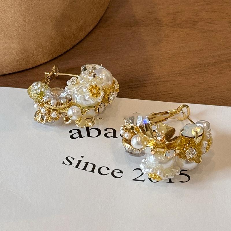 Elegant Silver Needle Diamond Flower Pearl Stud Earrings – Luxurious, Fashionable, and Versatile Accessories for Women.