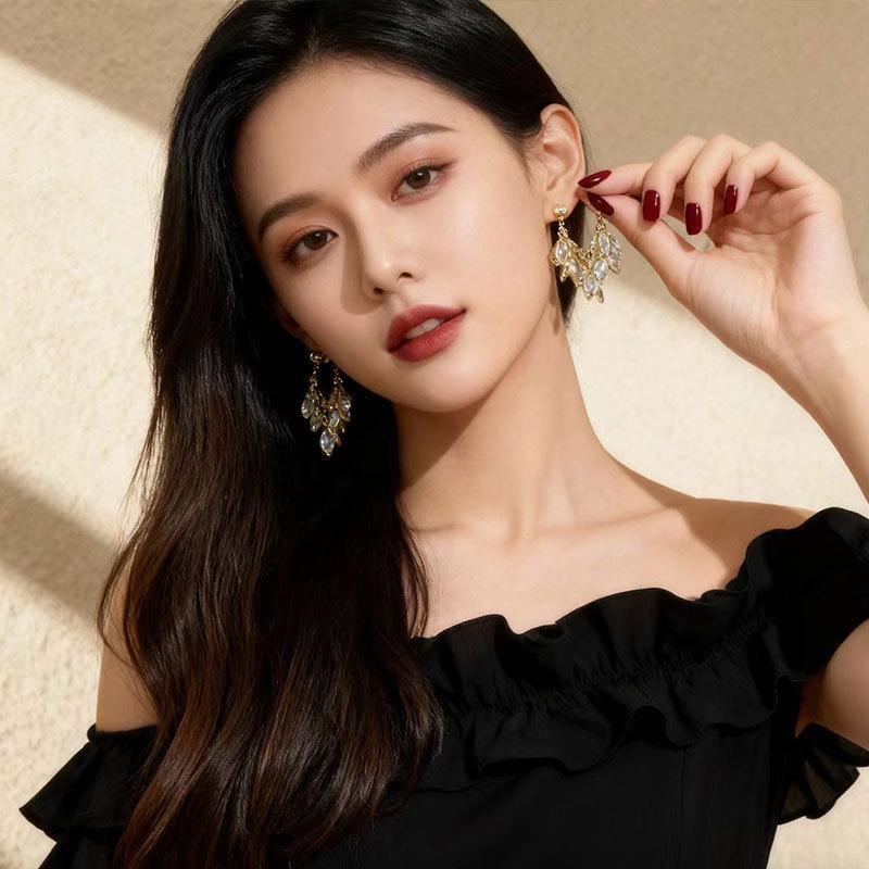 Super Flash Leaf Water Drop Fringed Zircon Earrings Women'S Light Luxury High-End Sense Popular Earrings Are Not Picky And Show Your Face Thin Earring