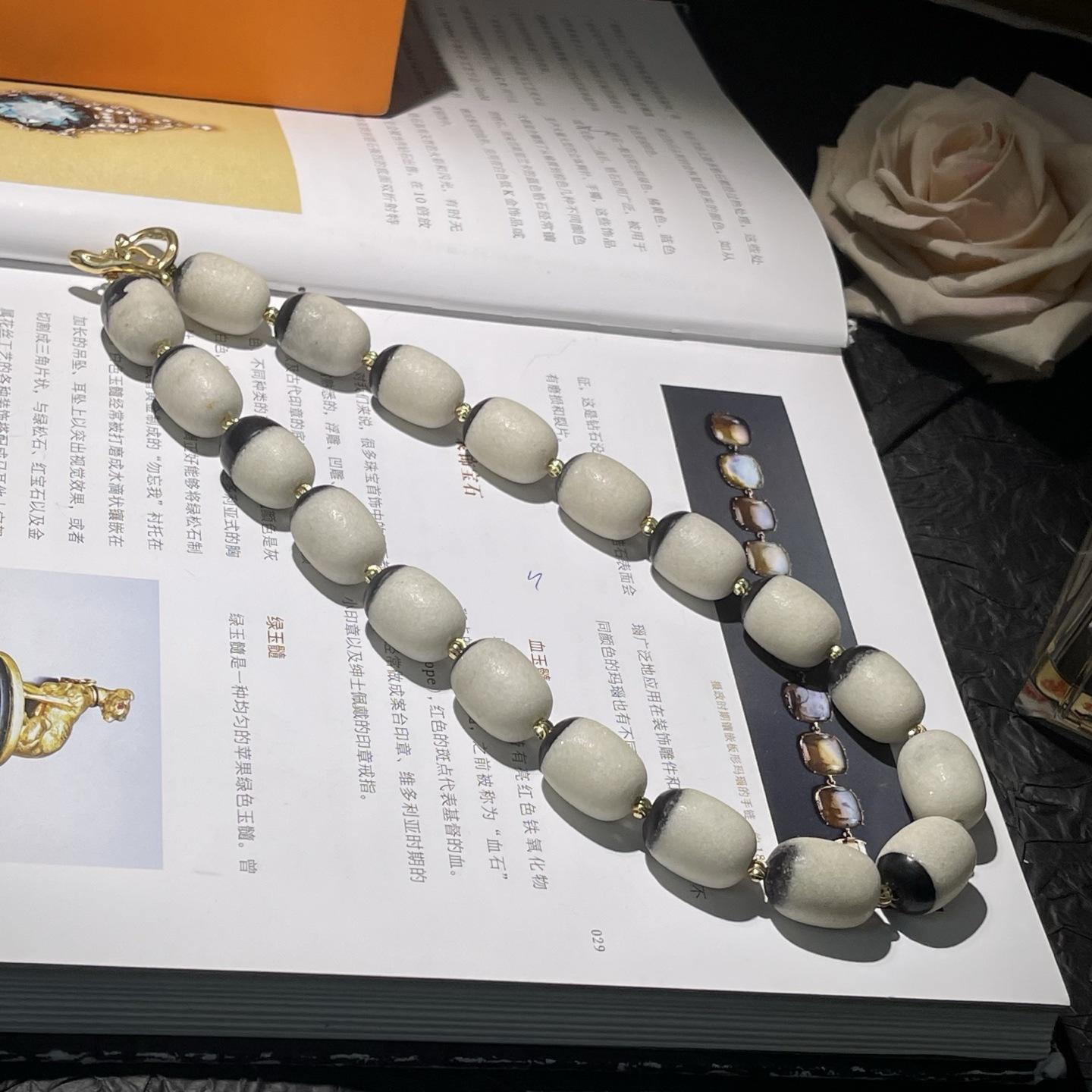 

Moneys vintage light luxury literary fashion black and white fashion versatile style necklace Necklace
