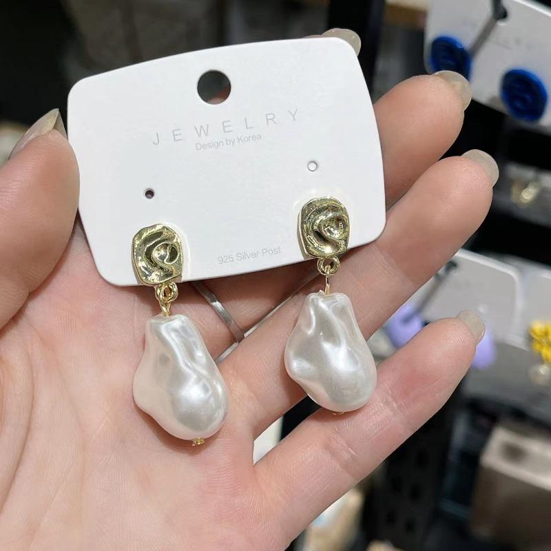 New French Retro Baroque Pearl Pendant Earrings for Women Ms Fashion Elegant Metal Jewelry Party Accessories