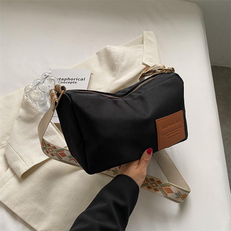 2024 New Style Lightweight Canvas Bag For Women Street Fashion Oxford Cloth Material Medium Size Versatile Shoulder Bag Black