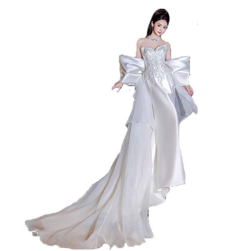 Elegantní saténové svatební šaty bez ramínek, střihu rybího ocasu, s vlečkou pro nevěstinu recepci nebo zásnubní hostinu.