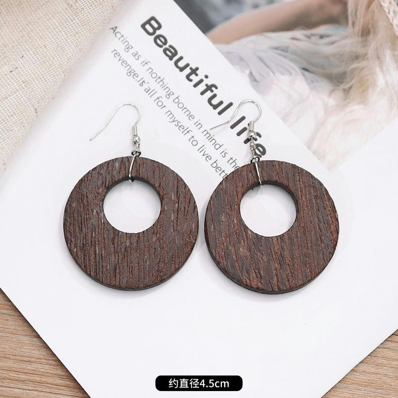 

Осень и зима персонализированные ретро геометрические деревянные серьги темперамент простые и универсальные преувеличенные длинные деревянные украшения для ушей женщины
