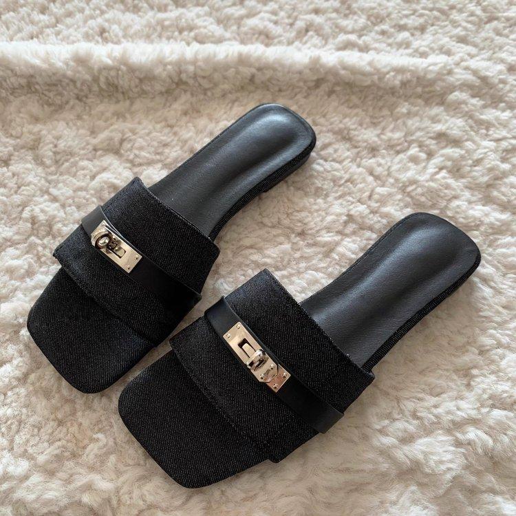 Soft leather version~ niche lock one-word slippers women's summer 2025 new outer wear flat-bottomed French sandals women's shoes