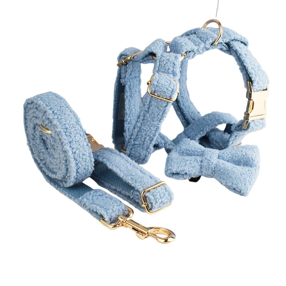 Blaues Teddybär Hundegeschirr Set: Enthält Brustgeschirr, Fliege am Halsband, Leine und Kette für den Außenbereich.