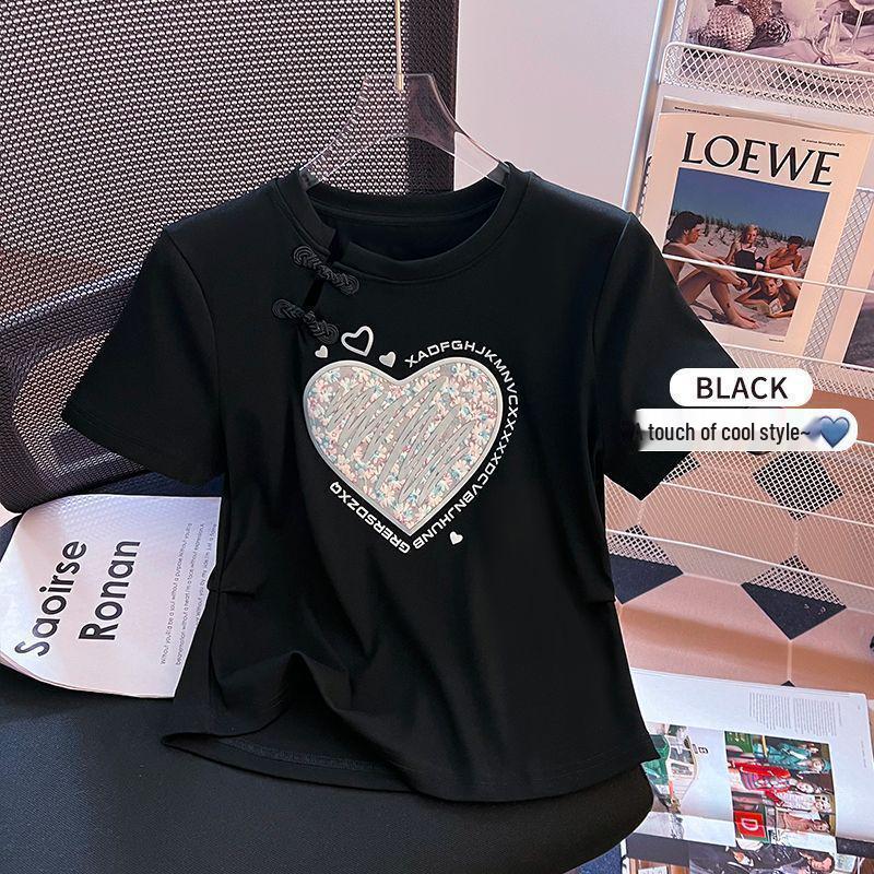 

Женская футболка большого размера с пряжкой и принтом букв, с коротким рукавом: Летний свободный, стройнящий, повседневный, универсальный топ 2025 4XL чёрный