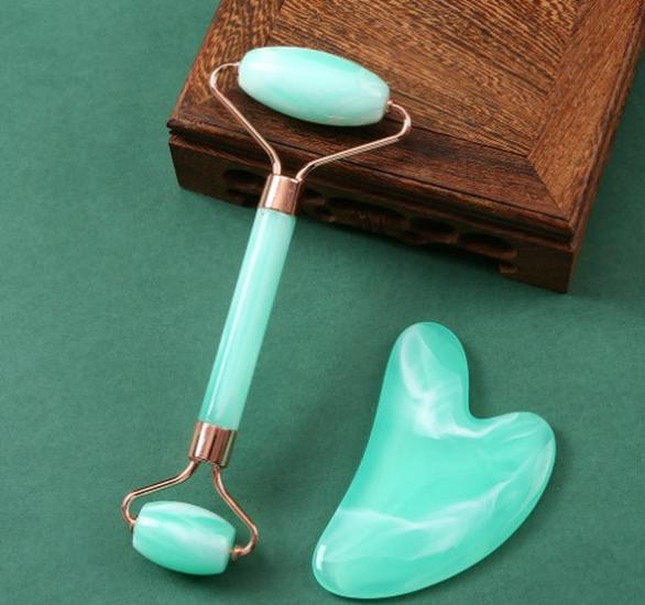 

Набор для массажа лица в форме сердца из розового кварца с роликом с двумя головками и доской