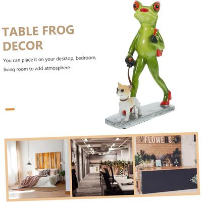 Estatueta de Sapo em Resina Ornamento de Sapo Passeando com Cachorro Escultura de Sapo para Jardim Estatueta de Sapo para Mesa Decoração de Sapo Caminhando ao Ar Livre Decoração de Sapo em Resina Ornamento de Sapo