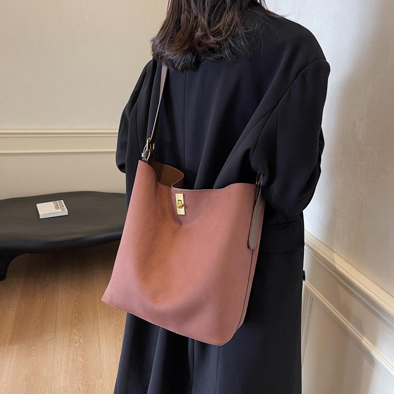 Autumn and winter high-end sense large-capacity tote bag bucket bag women's commuting large-capacity shoulder bag handbag