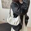 Minimalistická PU kabelka pod pazuchu so zapínaním na zips na mestské vychádzky