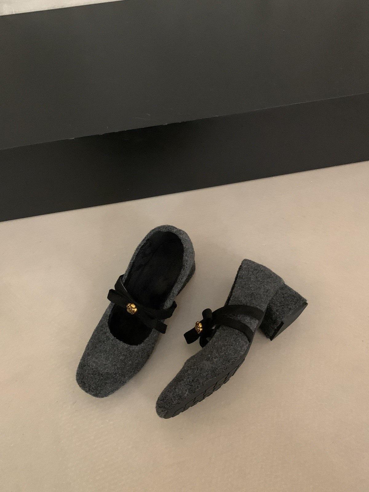 

French plush plush shoes winter wear 2025 autumn and winter high-end thick heel square head plush single shoes 39 сірий колір