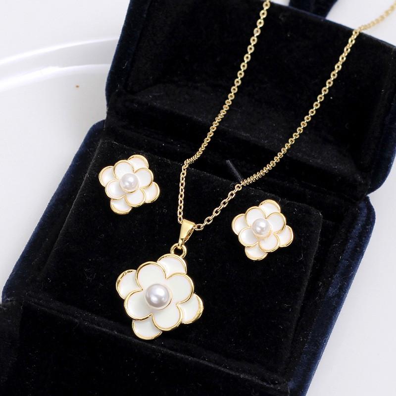Elegant Zircon Lucky Clover Necklace Earring Set Women Light Luxury Geometric Pendant Jewelry Party Office Wear