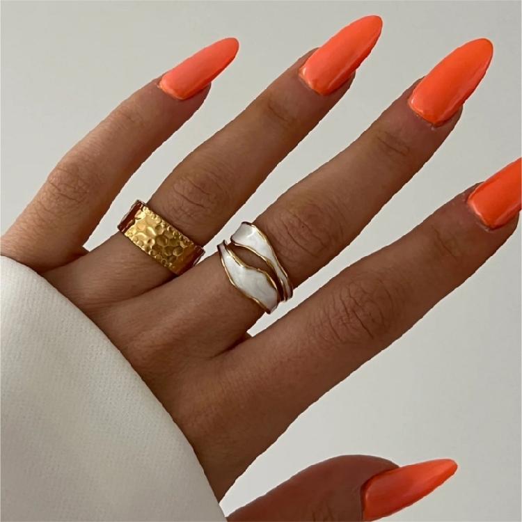 High Quality Alloy Ring With Wrinkle And Hollow Features Enhanced By White Drip Oil For A Sophisticated Touch