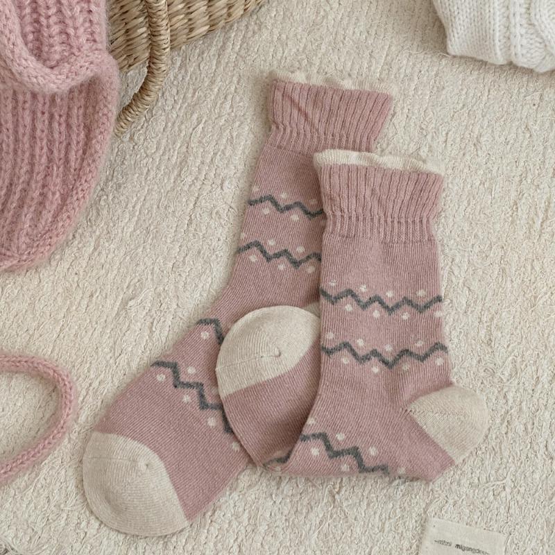 Wool Socks for Women in Autumn and Winter, Polka Dot Mid-calf Socks for Warmth, Paired with Boken Shoes, Striped Pile Socks for Women