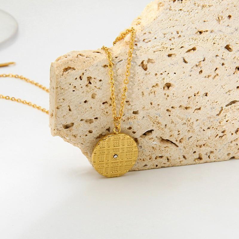 European and American simple and retro micro-inlaid diamond plaid round brand pendant necklace women's stainless steel plated 18k gold waterproof