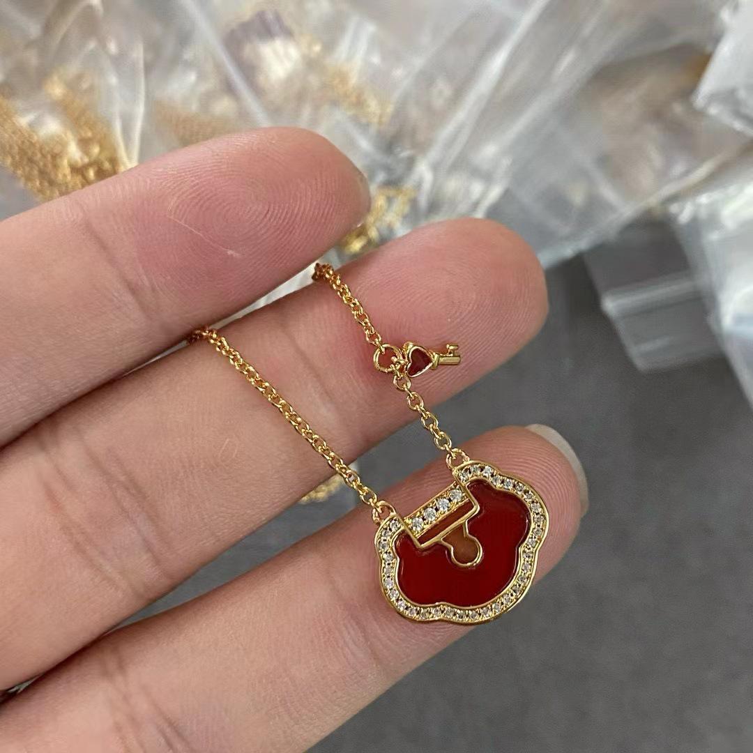 

925 Sterling Silver Qilin Red Agate Necklace with 18K Rose Gold Plated Ruyi Lock Pendant and Clavicle Chain Rose Gold червоний