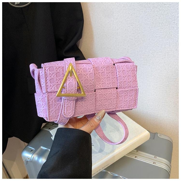 

2025 spring new Korean version trend shoulder bag niche design bag women s fashion weaving small square bag messenger bag фиолетовый