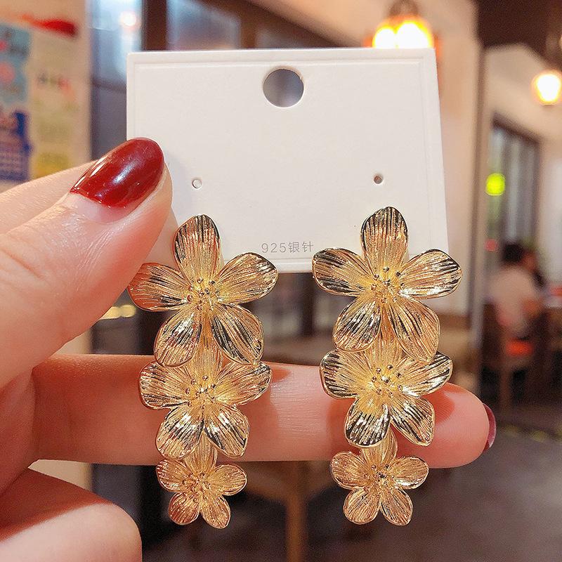 Metal wind love geometric earrings simple and cold wind stud earrings niche temperament versatile earrings