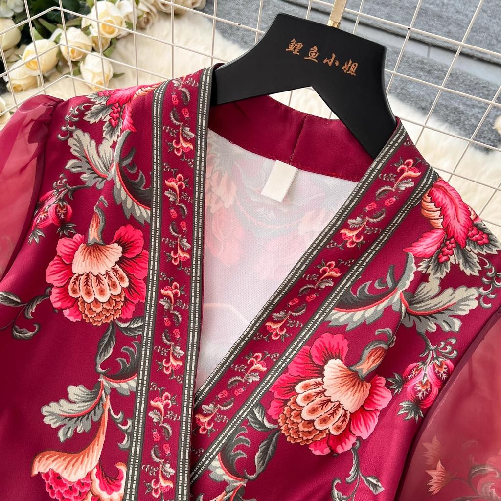 Wunderschönes Chiffon-Wickelkleid mit Blumendruck und Laternenärmeln, Spleißbandage, Schnürung, Kreuz-V-Ausschnitt, dicker Satin, Boho-Partykleidung