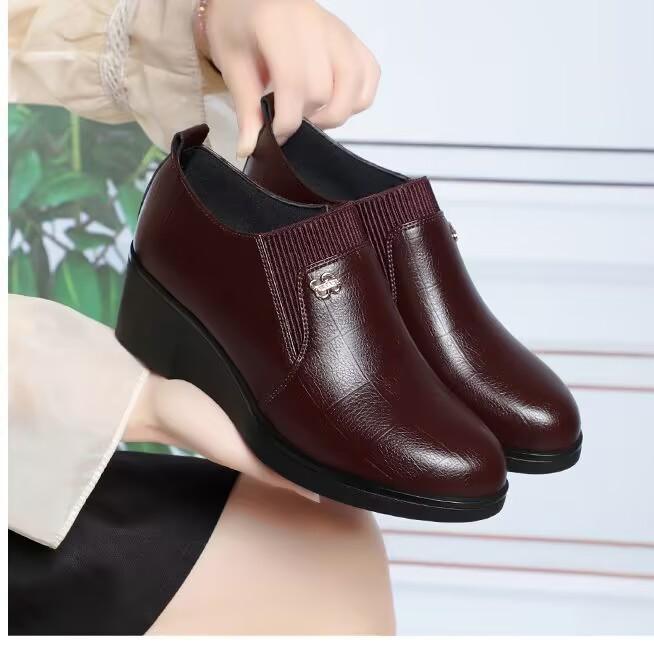 

Кожаные туфли на танкетке женские 2025 новые для женщин среднего и пожилого возраста на плоской подошве женские туфли из мягкой кожи на мягкой подошве обувь для мамы удобные весенние ан 41 бордовый