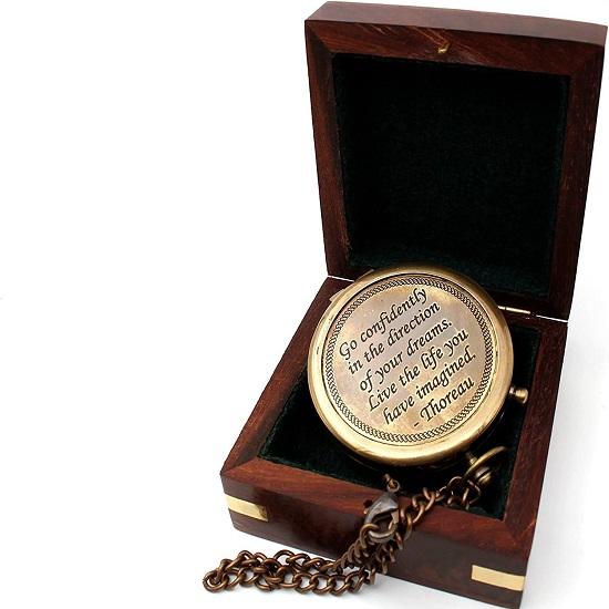 Kompass Mit Zitat Von Thoreau – Messing, Im Lederetui, 6 X 6 Cm, Inspirationsgeschenk