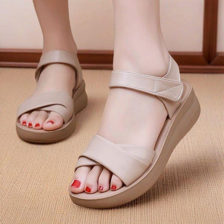 Popular sandals women's 2025 summer new mother shoes soft sole soft surface light non-slip comfortable middle-aged and elderly beach shoes