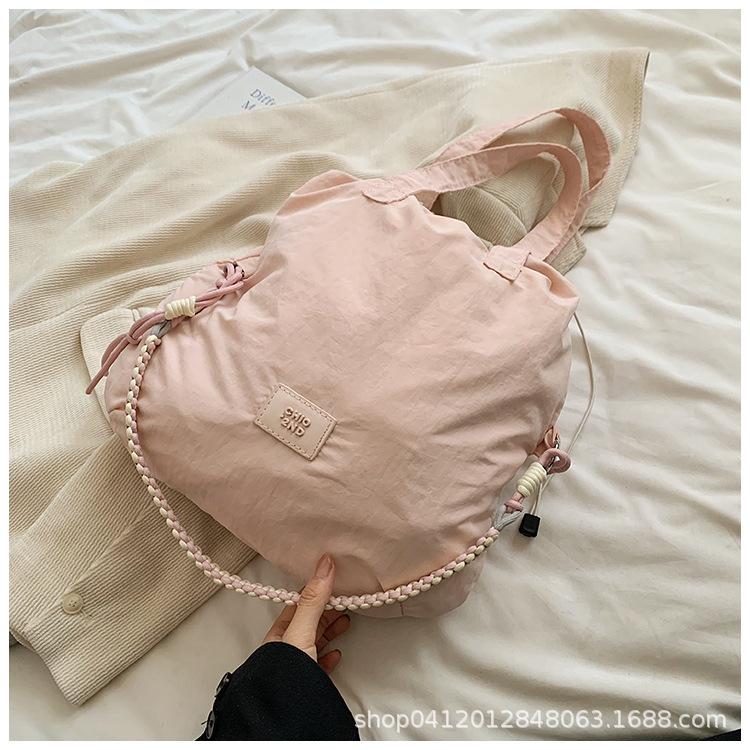 

Nylon big bag women 2025 new Korean version casual lightweight shoulder bag large capacity commuter tote bag розовый